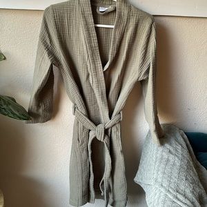 Parachute robe in sage green